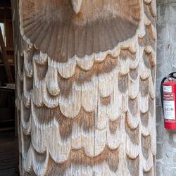 Eine der vielen überlebensgroßen Holzfiguren