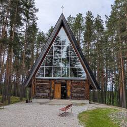 Paateri-die vollständig aus Holz gestaltete Kirche der Künstlerin Eva Ryynänen