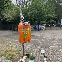 Auch hier Müll. Aber der Grund für das Foto sind die auf den Mülleimer gedruckten Sprüche.
