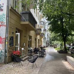 Überall Restaurants, Cafés und Bars.