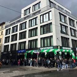 Der gemeine Berliner steht auch noch gern für Döner an.