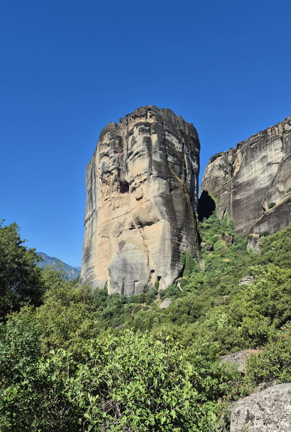 Auf der Spitze der Felsnadel liegt (versteckt) das 'Agia Triada' Kloster