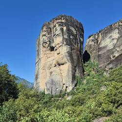 Auf der Spitze der Felsnadel liegt (versteckt) das 'Agia Triada' Kloster