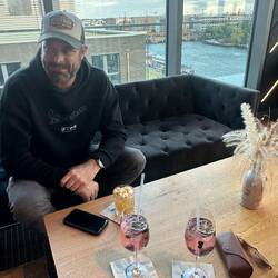 Toto mit Drinks