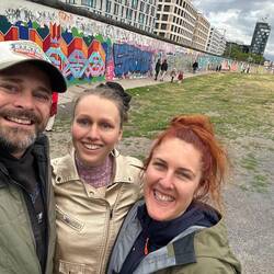 Gruppen-Selfi an der East-Side-Gallery.