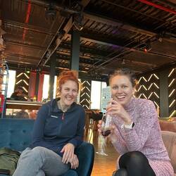 Zisi und Tine geniessen die Drinks, die Atmosphäre und die Gespräche.