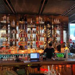 Die Bar hat einiges zu bieten - vor allem Gin Sul.