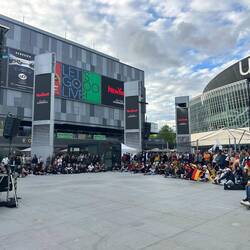 Fans warten beim Public Viewing auf das erste deutsche Tor. Sie sollen belohnt werden.