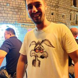 Die Kellner tragen Shirts die zeigen, wie man sich wohl fühlt am Ende der Schicht 🤣