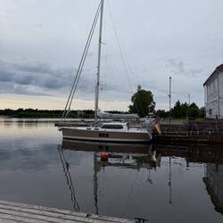 Ahyoka vor dem Schifffahrtsmuseum
