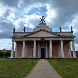 Die klassizistische Stadtkirche wurde zwischen 1765 und 1770 erbaut
