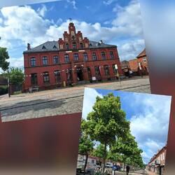 Historisches Postamt und rote Backsteinhäuser in der Schlossstraße