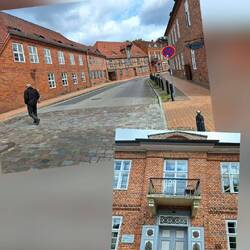 Backsteinhäuser, unten das Rittmeisterhaus mit markanter Eingangstür