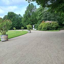 Der weitläufige Schlosspark