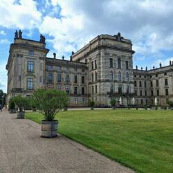 Schloss Ludwigslust ist eine klassizistische Dreiflügelanlage