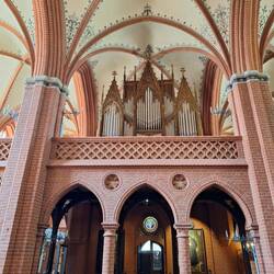 Orgel im neugotischen Stil