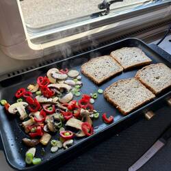 ... beginnt mit Ftühstück kochen