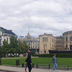 ... a sinistra il Palazzo del Governo
