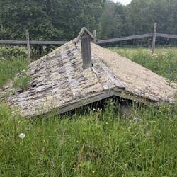Hütten im Gras versunken