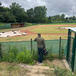 Aber dann entdecken sie zusammen das gute erhaltene Baselball-Feld.