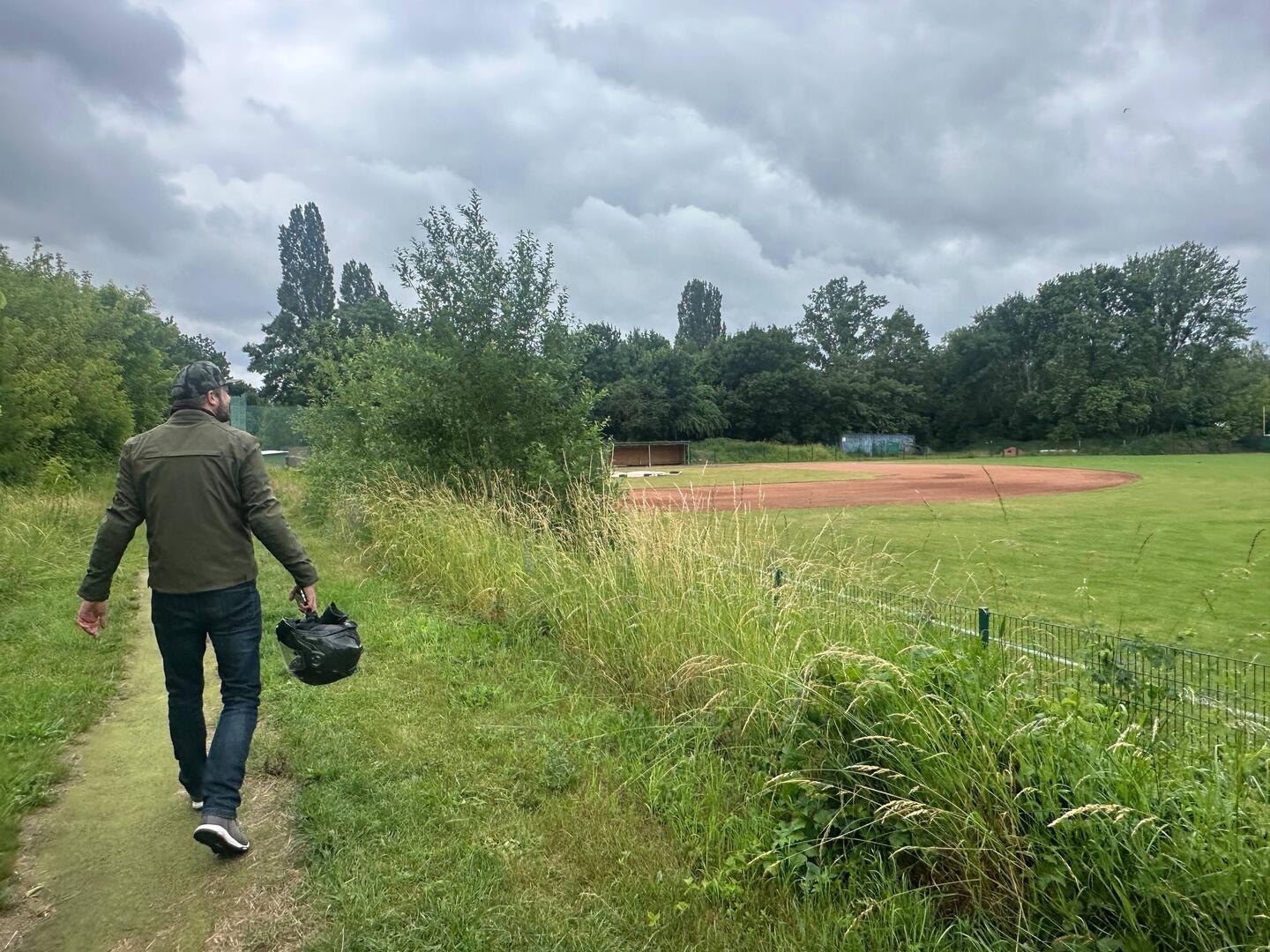 Toto kann nichts mehr halten, als er das Feld sieht.