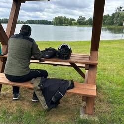 Nach über einer Stunde Fahrt: Pause an einem der vielen Seen.