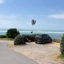 die Paraglider spielen geschickt mit dem Wind