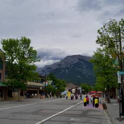 Main street in dorpje Canmore in de Bow vallei