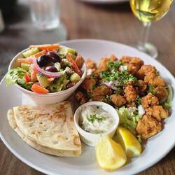 Calamari mit Zaziki Pita und griechischem Salat...und Rezina