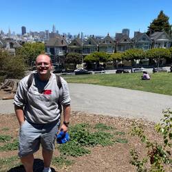 Robin vor den Painted Ladies, im Hintergrund die moderne Skyline der Stadt