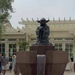 Yoda-Statue vor dem Lucas Film Headquarter