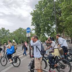 Alle fahren Rad in Paris