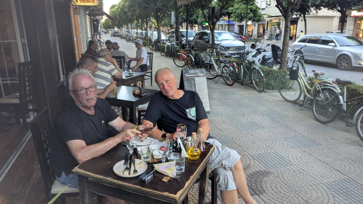 Kurzer Snack an der Hauptverkehrsstraße von Shkodra