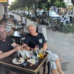 Kurzer Snack an der Hauptverkehrsstraße von Shkodra
