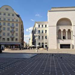 Neben dem Hotel Timișoara (links) das Opernhaus