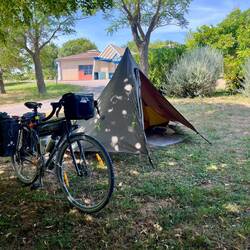 Un bel emplacement ombragé dans le camping semi-automatique