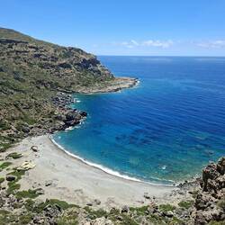 Plage de Platanakia, depuis le col du même nom, on y descend, ce sera juste pour nous 💙🩵