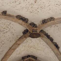 Hunderte von Schwalbennestern. Die Kirche löst sich auf. Investitionen. Null.