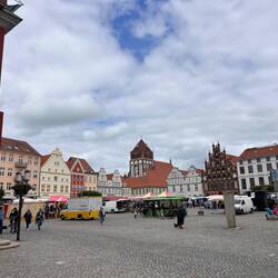 Greifswald Marktplatz: Hier hätten wie ganz leicht ein Café gefunden.