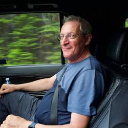 Vandaag rijdt Jean mee als passagier, hij zit comfortabel maar een beetje onwennig