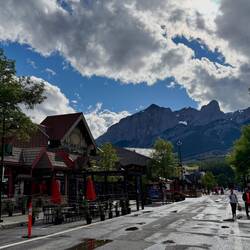 Main street in Canmore, autovrij gemaakt met terrasjes op straat