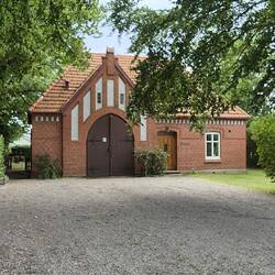...der historische Friedhof, und dieses Gemeindehaus blieben erhalten.