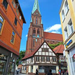 Eine typische Ansicht der Schweriner Altstadt mit Blick auf den Dom