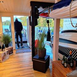 Blick aus dem Bootshaus auf den Schweriner See