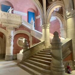 L'escalier magistral du musée des Augustins. Difficile d'imaginer que ça a été un bureau de poste 😬