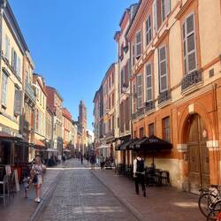 Les jolies rues toulousaines et leurs maisons colorées