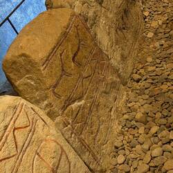 Grabplatten mit Petroglyphen