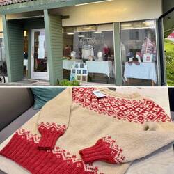 Einheimische stricken in diesem Laden gemeinsam und verkaufen das Selbstgemachte!