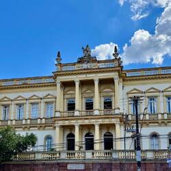 Der Justizpalast mit sitzender Justitia