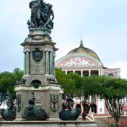 Das Denkmal feiert die Öffnung des Amazonas zum internationalen Handel